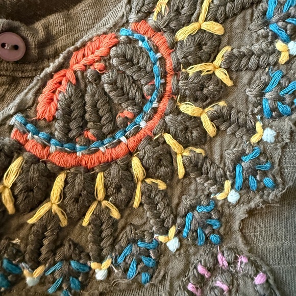 Anthropologie Akemi + Kin Embroidered Boho Henley Top XL - Picture 9 of 11